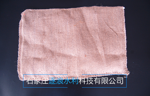 相比吸水膨脹袋，傳統(tǒng)沙土袋的建設(shè)過程效率較低